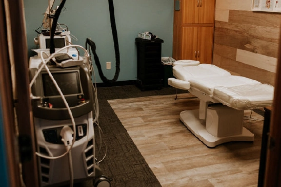 Modern treatment room at Lotus Laser Aesthetics featuring Discovery Pico laser for skin rejuvenation